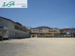 小学校　尾鷲市立尾鷲小学校（小学校）まで763m