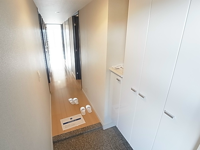 玄関　同一物件別部屋写真