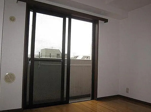 バルコニー　別部屋の画像を使用しております。
