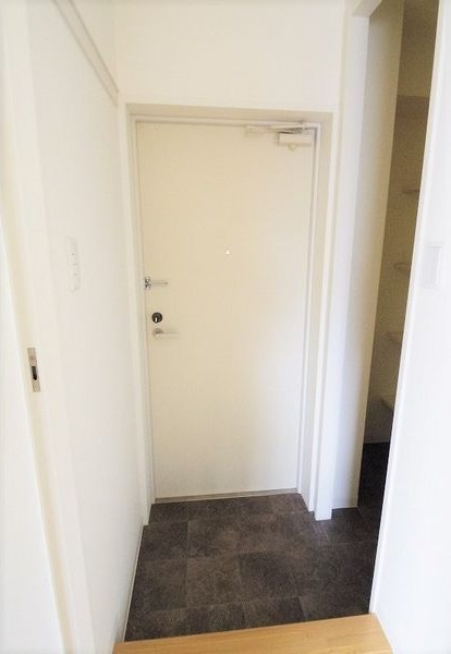 玄関　※写真は同じマンションの違う部屋のものになります。