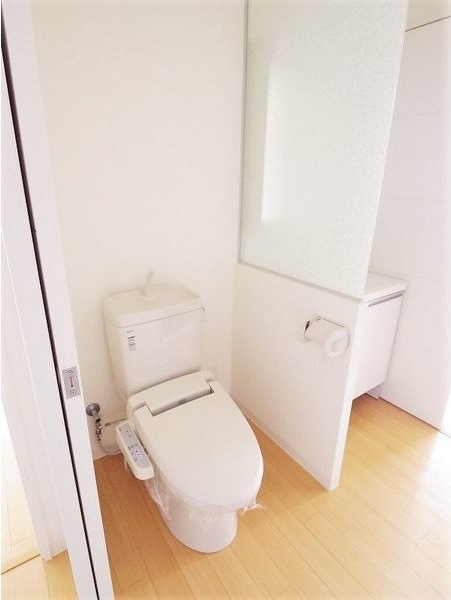 トイレ　※写真は同じマンションの違う部屋のものになります。