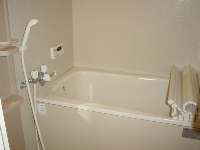 バス・シャワールーム　コンパクトで使いやすいお風呂です
