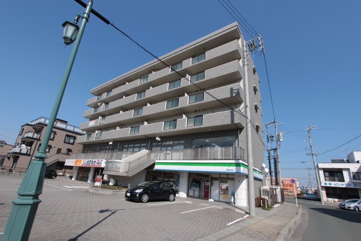 コンビニ　ファミリーマート 鷲津駅前店（コンビニ）まで702m