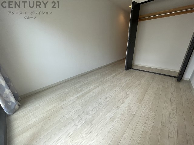 居室・リビング　床色が明るい色合いで、とてもきれいです。