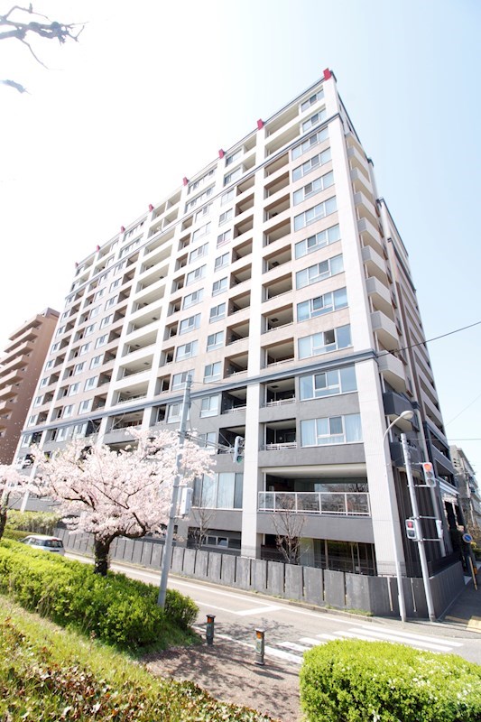 建物外観　14階建てマンション