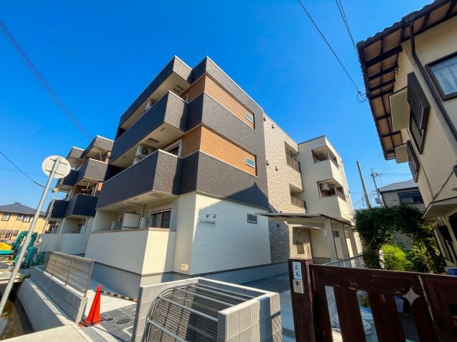 建物外観　オートロックで外部の人間が簡単に出入りできないため安心です。