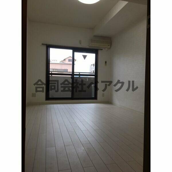 その他部屋・スペース　落ち着いた色調の寝室です