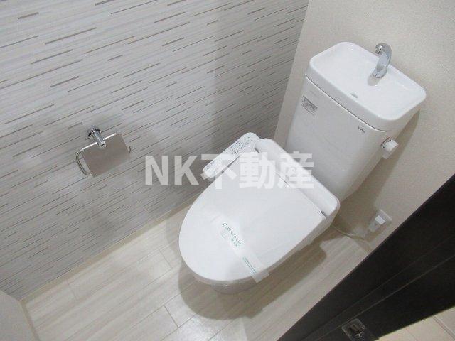 トイレ　落ち着いた色調のトイレです