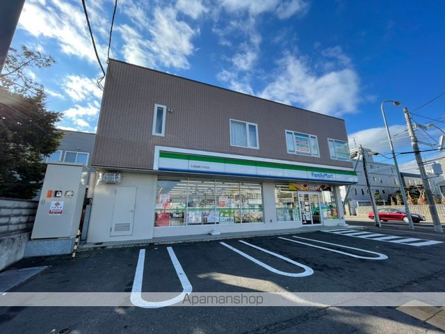 コンビニ　ファミリーマート（コンビニ）まで108m