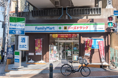 コンビニ　ファミリーマート ニーズ浦安店（コンビニ）まで667m
