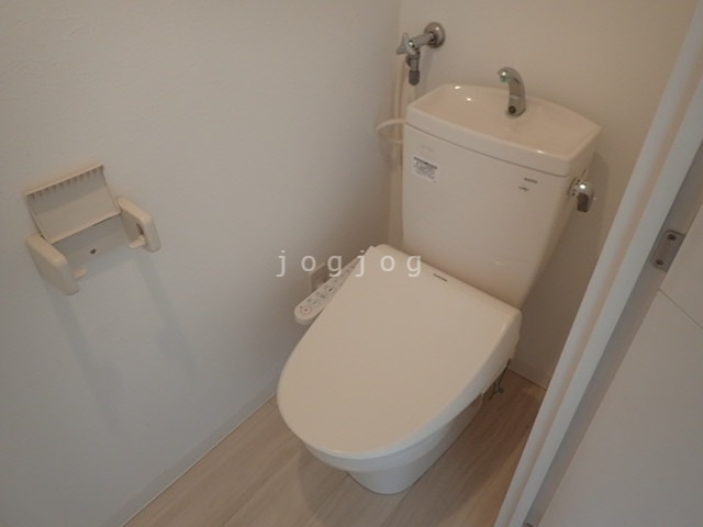 トイレ　嬉しい温水洗浄便座付きのトイレです。