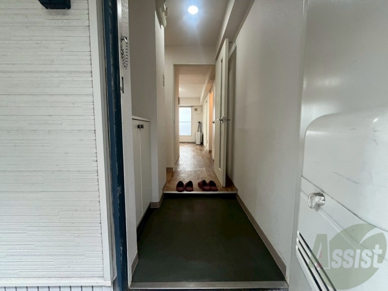 玄関　玄関です。すぐ広いリビングにつながっています。