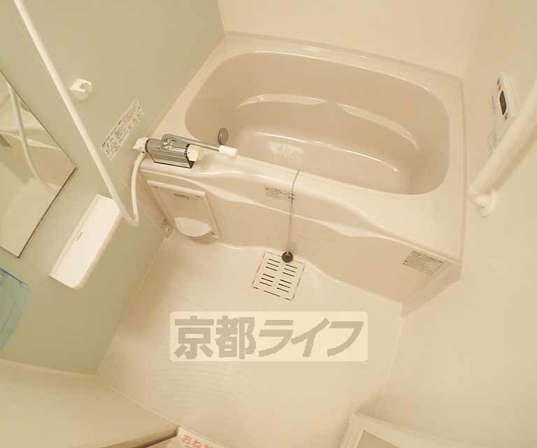 バス・シャワールーム　清潔感のあるバスルームです。