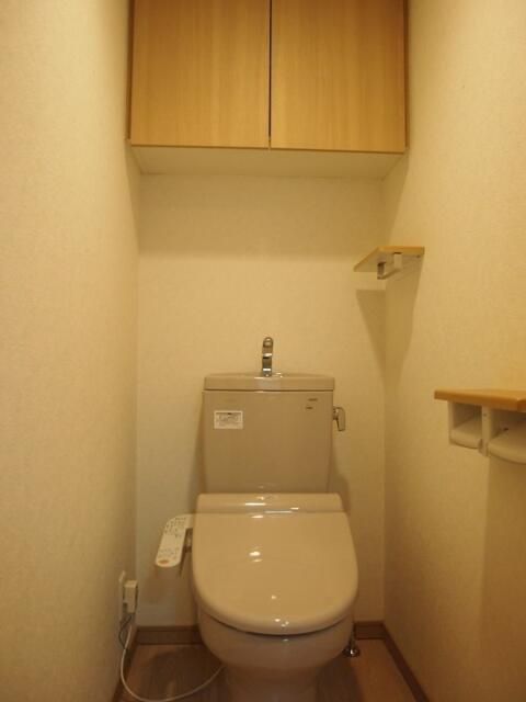 京王線 千歳烏山駅 徒歩9分 4階建 築15年のトイレ写真