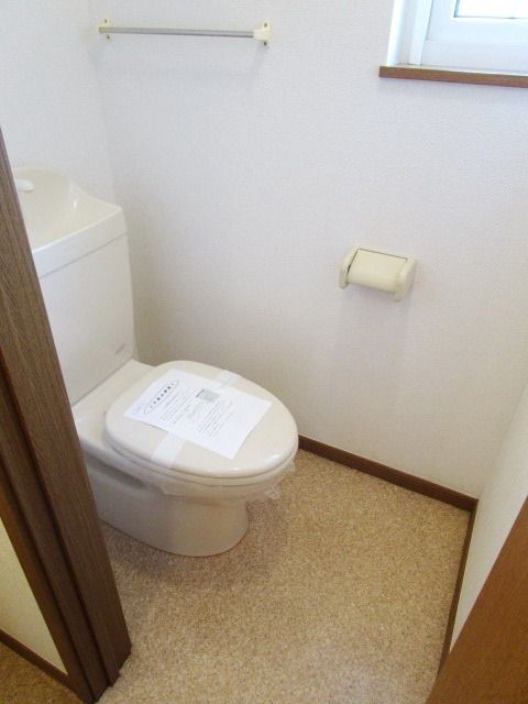 トイレ　～トイレに小窓が付いていると明るいので日中も電気いりません…