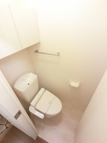 ＪＲ内房線 八幡宿駅 徒歩4分 2階建 築15年のトイレ写真