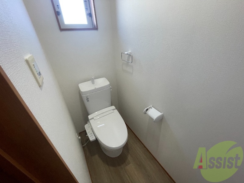トイレ　トイレは温水洗浄便座です。シンプルな雰囲気になっています。