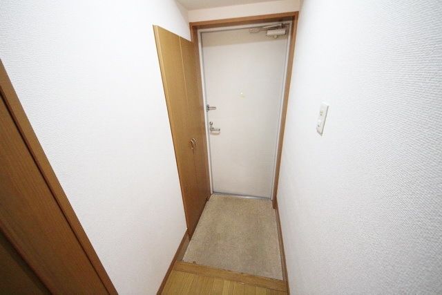 玄関　同物件別部屋写真