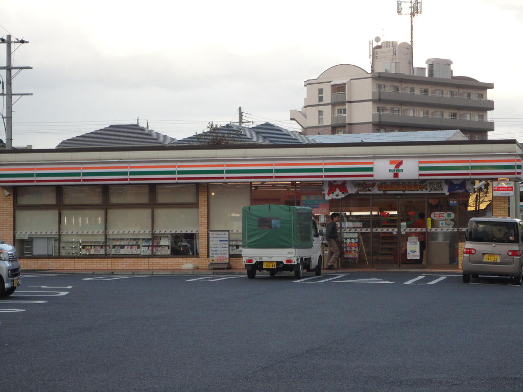 ラフィーネ6号館のコンビニ