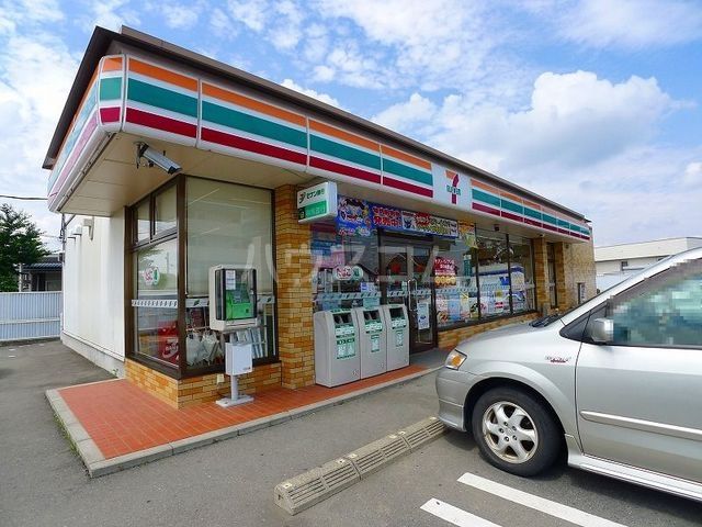 コンビニ　セブンイレブン尾島亀岡店（コンビニ）まで120m