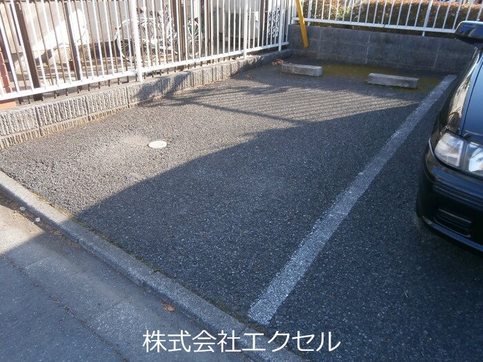 【日野市旭が丘のアパートの駐車場】