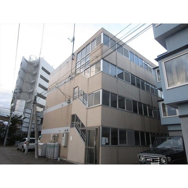 札幌市豊平区中の島一条のマンションの建物外観