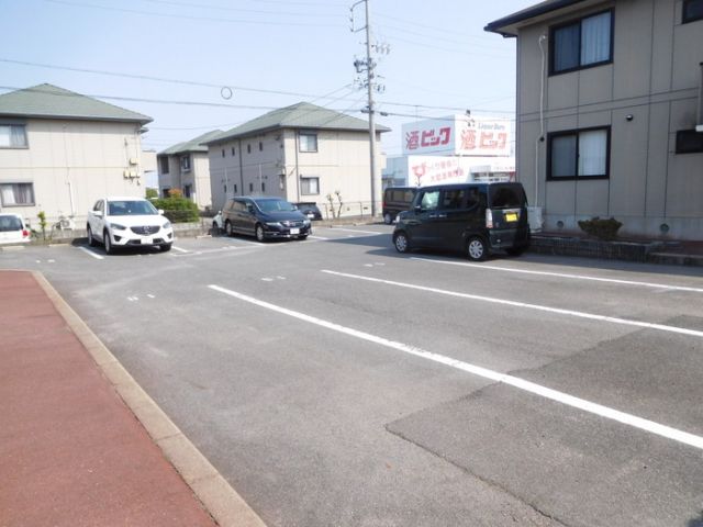 【鈴鹿市三日市町のアパートの駐車場】