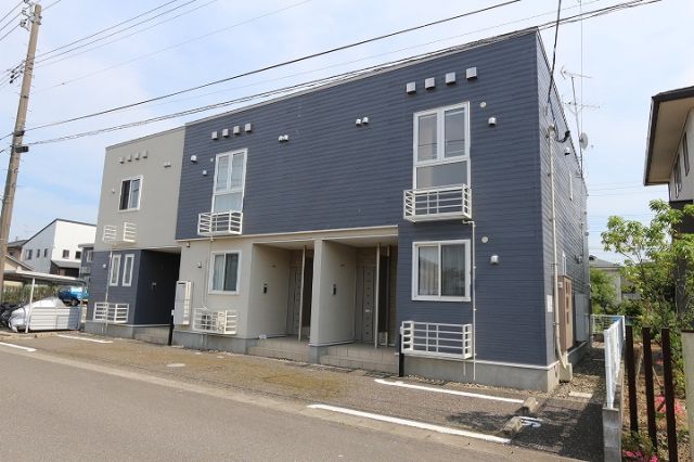 新潟市西区みずき野のアパートの建物外観