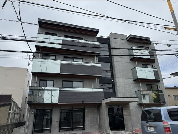 札幌市中央区北十六条西のマンションの建物外観