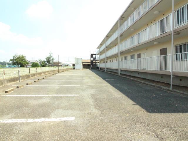 【メゾン岩井の駐車場】