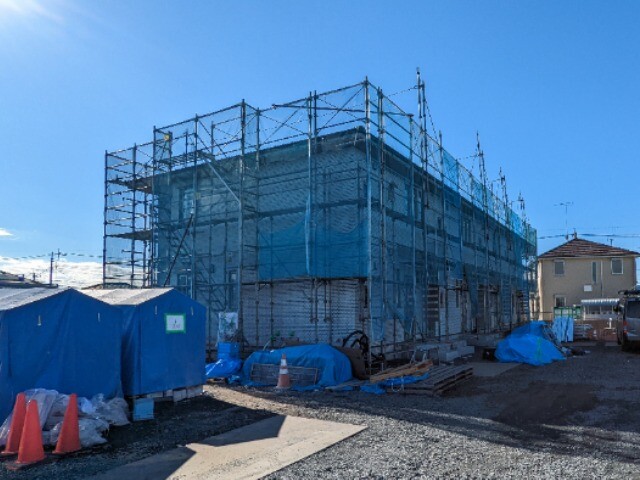 小山市大字雨ケ谷新田のアパートの建物外観