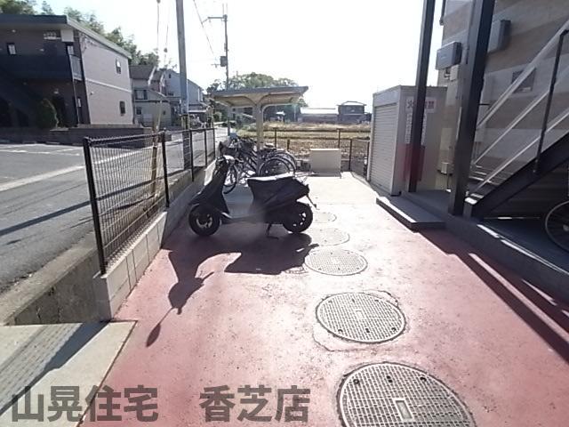 【香芝市狐井のアパートの駐車場】