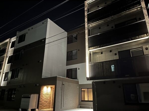 札幌市豊平区平岸四条のマンションの建物外観