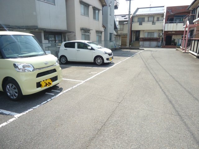 【フィレンチェ 1番館の駐車場】