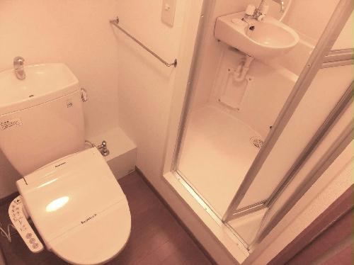 トイレ　トイレ内にお風呂の入口扉があります