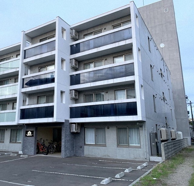 札幌市白石区菊水五条のマンションの建物外観