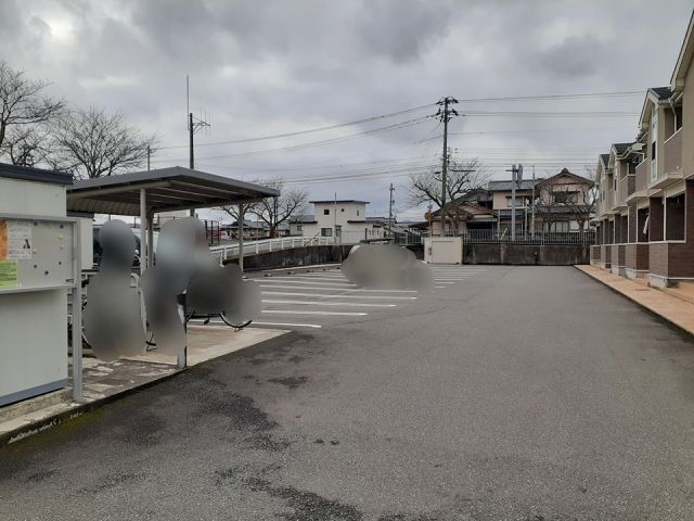 【越前市粟田部町のアパートの駐車場】