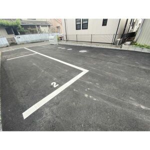 【北名古屋市鹿田のアパートの駐車場】