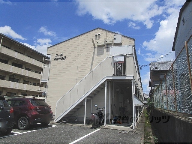 天理市勾田町のアパートの建物外観