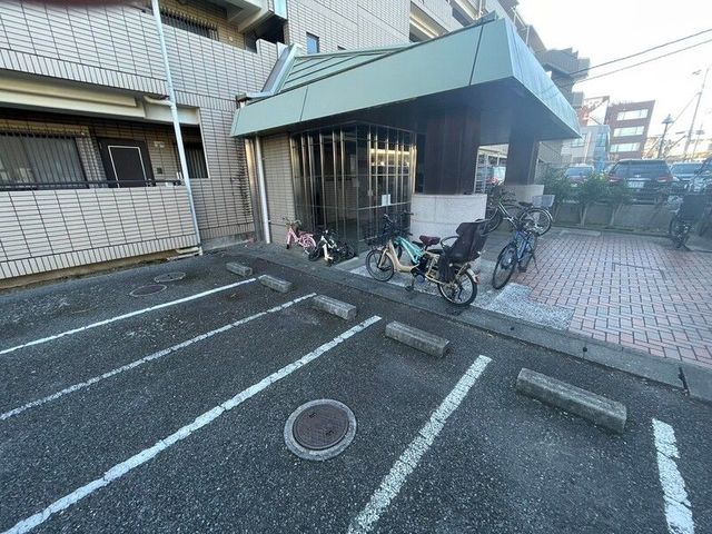 【横浜市都筑区茅ケ崎南のマンションのエントランス】