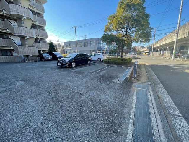 【横浜市都筑区茅ケ崎南のマンションの駐車場】