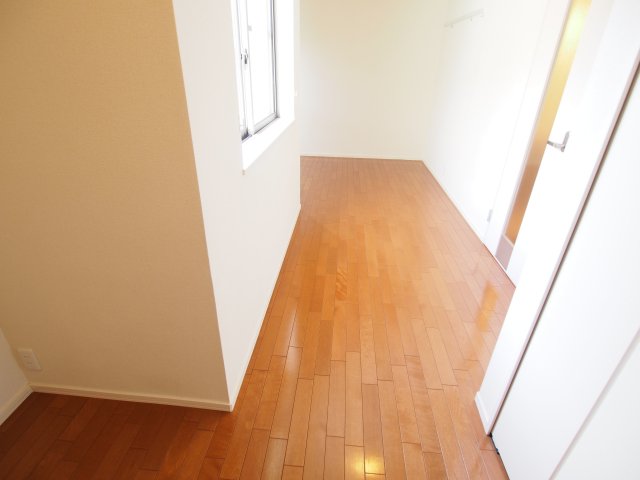 居室・リビング　個性的な間取りですが寝室と居室を分けるような使い方ができそう