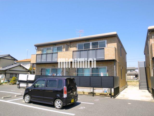 建物外観　閑静な住宅街に立つレンガ風のオシャレな外観。