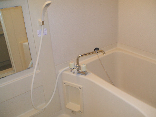 バス・シャワールーム　コンパクトで使いやすいお風呂です