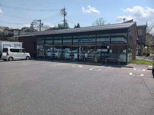 コンビニ　ファミリーマート大津ひえい平店（コンビニ）まで1000m