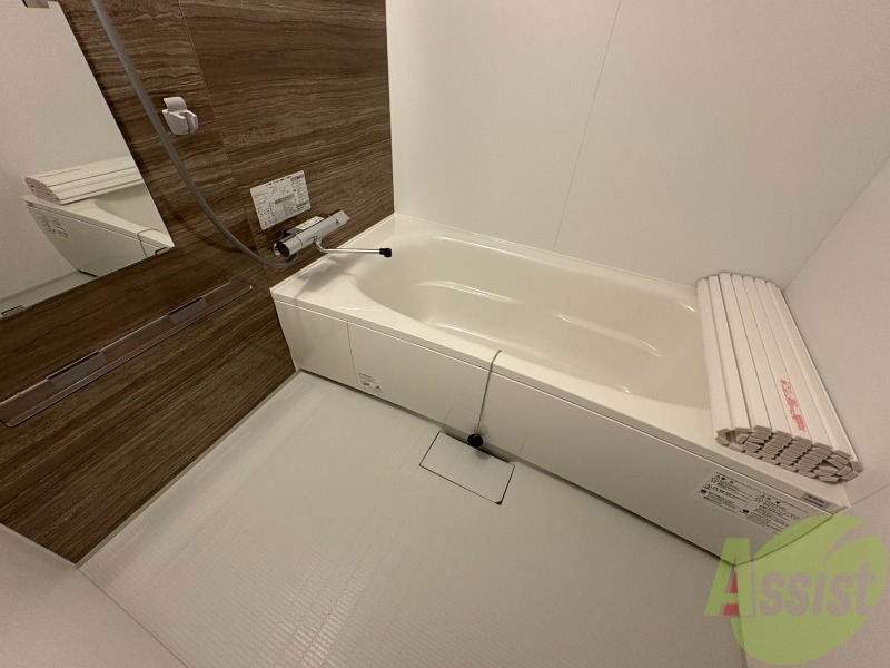バス・シャワールーム　お風呂です。広々したバスでゆっくりくつろげます。