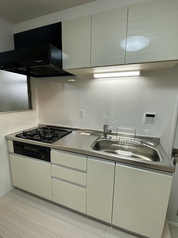 キッチン　※写真は101号室のものとなります。現況優先です。