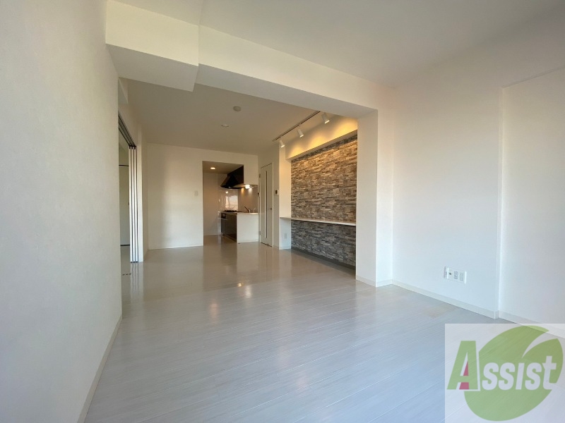 居室・リビング　リビングです。木目のフローリングが落ち着きますね。