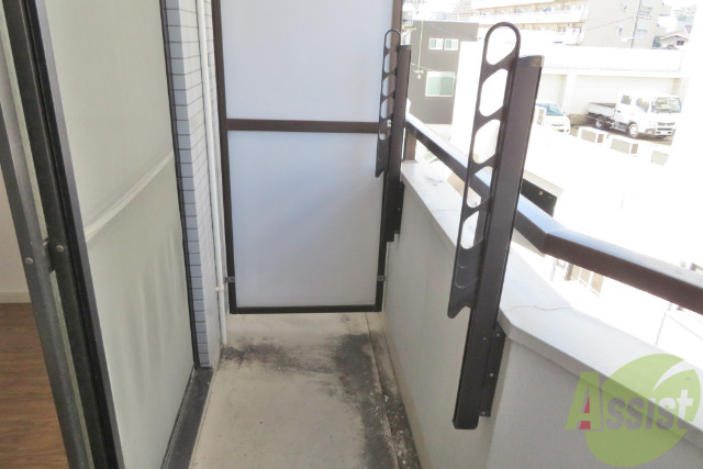 バルコニー　バルコニーも広々で、洗濯物が楽に干せますね