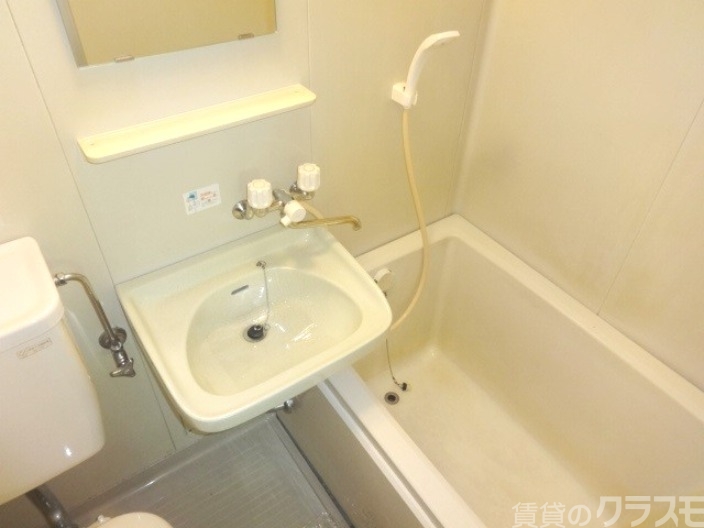 バス・シャワールーム　ユニットバスは家賃に免じて我慢・我慢！